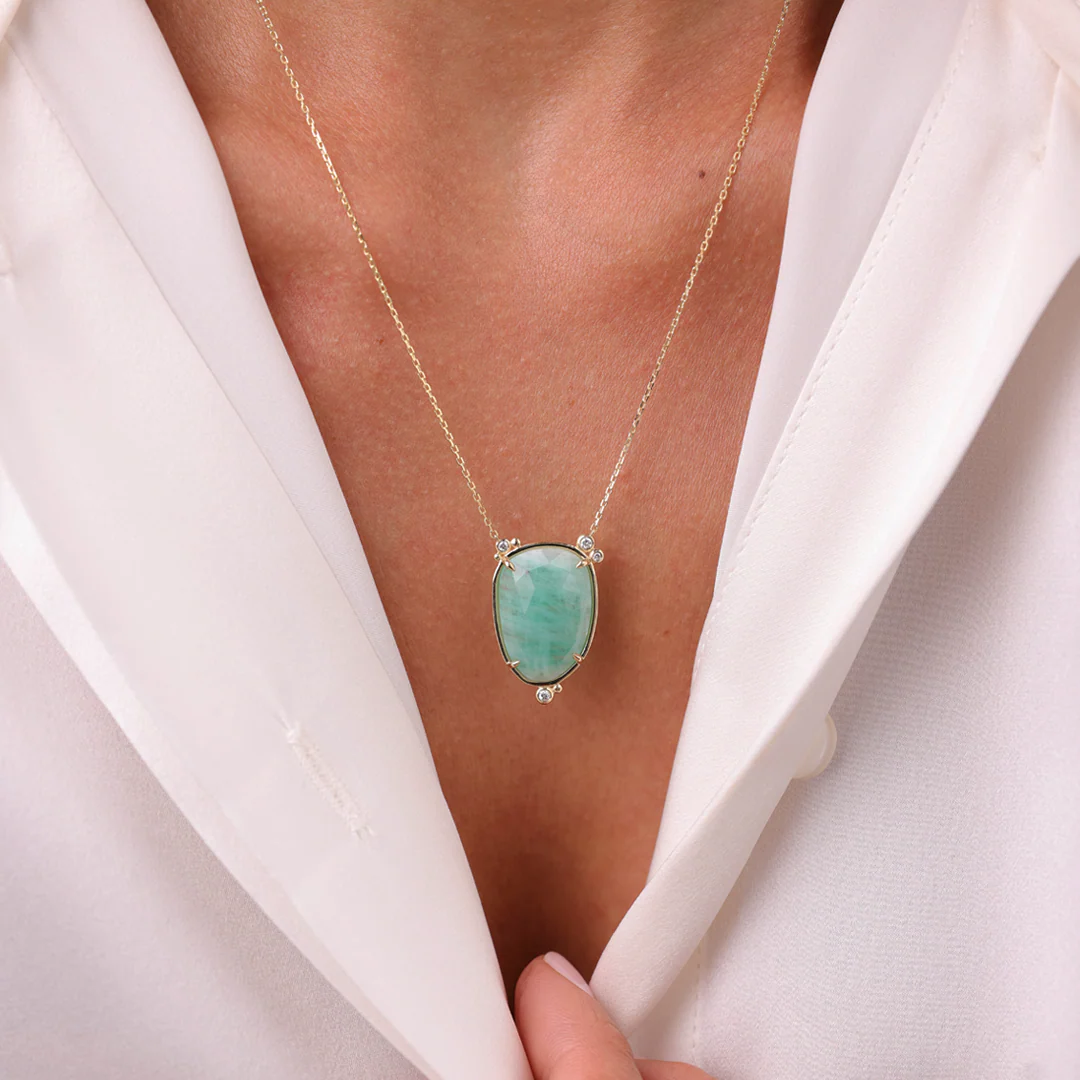 14K Gold Oval Emerald Necklace  with 4 diamonds - Image 3