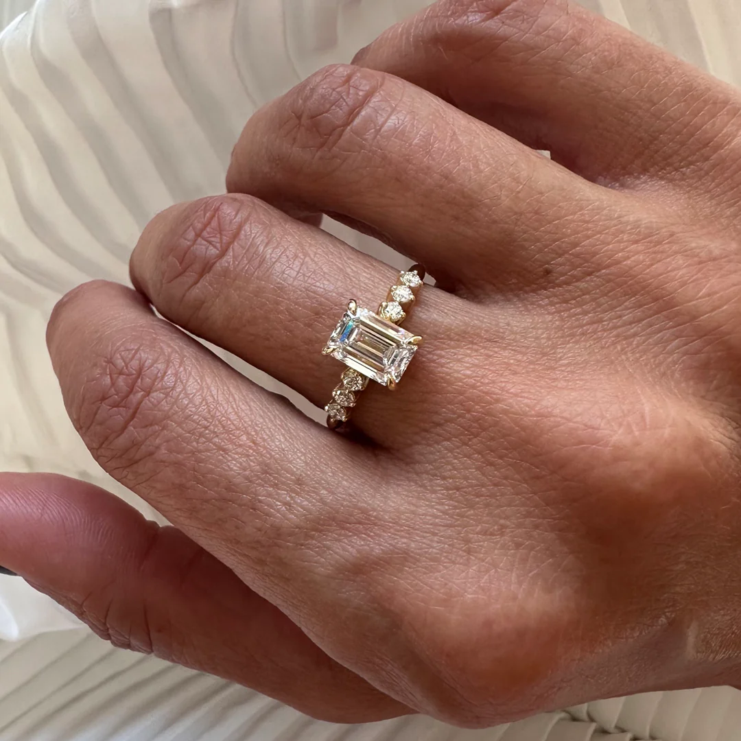 18K Yellow Gold Emerald LAB Diamond Ring with 6 small Diamonds - Image 3