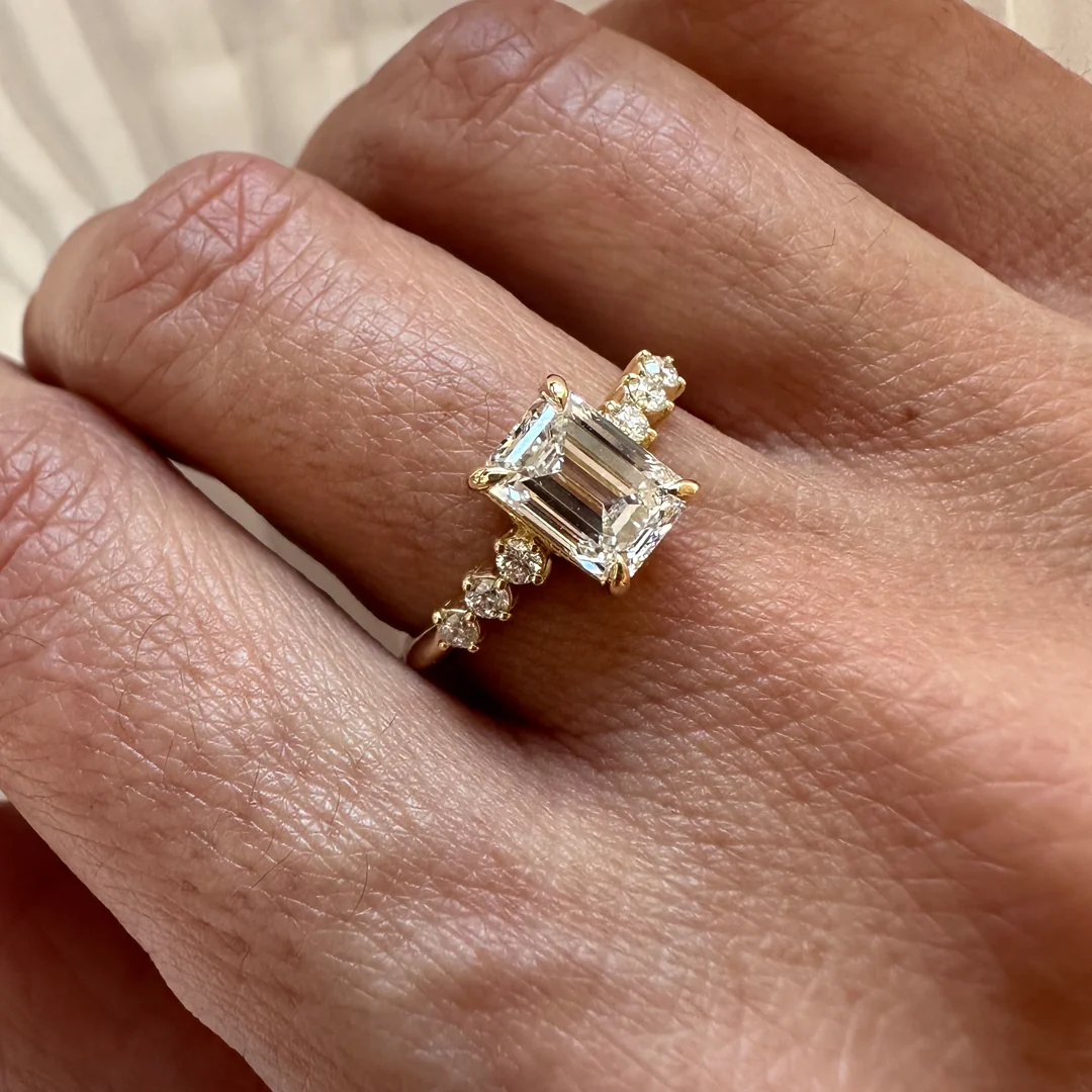 18K Yellow Gold Emerald LAB Diamond Ring with 6 small Diamonds - Image 4