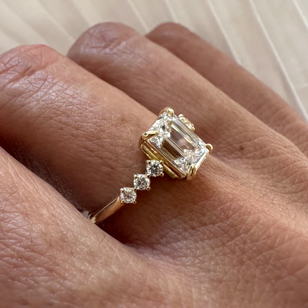 18K Yellow Gold Emerald LAB Diamond Ring with 6 small Diamonds - Image 6